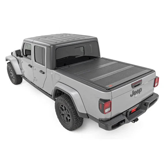 Load image into Gallery viewer, Rough Country 47620500A Low Profile Hard Tri-Fold Tonneau Cover for 20-24 Jeep Gladiator JT
