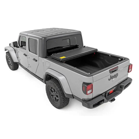 Load image into Gallery viewer, Rough Country 47620500A Low Profile Hard Tri-Fold Tonneau Cover for 20-24 Jeep Gladiator JT
