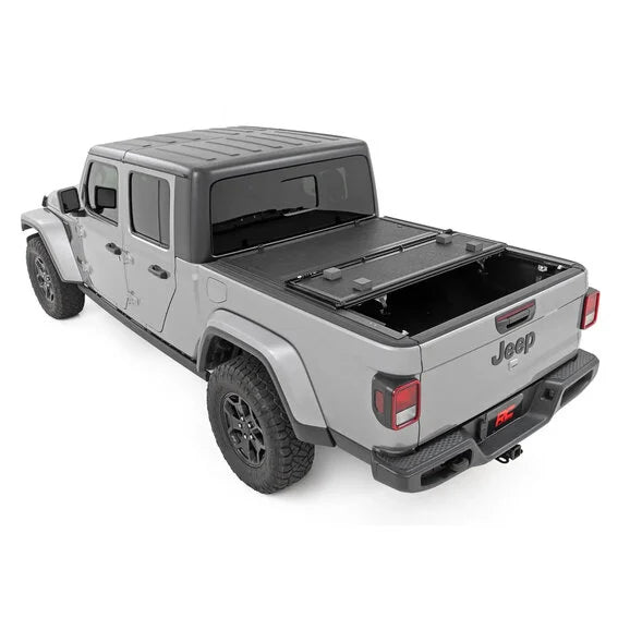 Load image into Gallery viewer, Rough Country 47620500A Low Profile Hard Tri-Fold Tonneau Cover for 20-24 Jeep Gladiator JT
