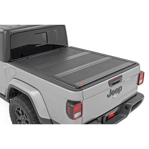 Load image into Gallery viewer, Rough Country 47620500A Low Profile Hard Tri-Fold Tonneau Cover for 20-24 Jeep Gladiator JT
